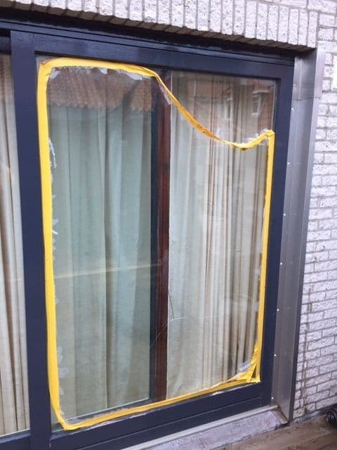 Glasschade in schuifpui waarbij een noodvoorziening is aangebracht