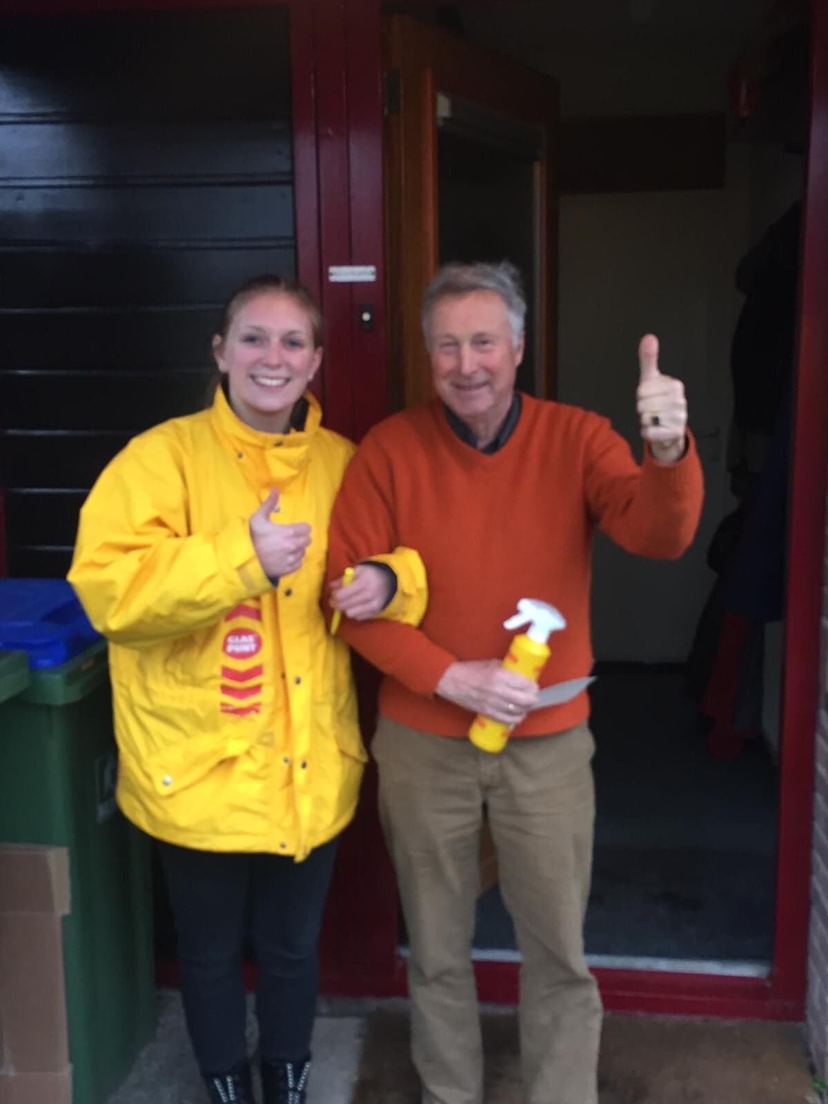 Medewerker van Glaspunt samen met een tevreden klant