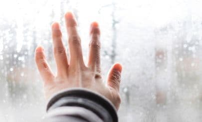 Persoon glas condensvorming buitenzijde