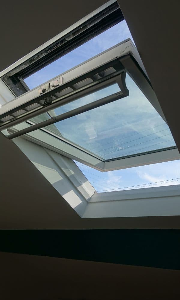 Open velux dakraam in schuin dak
