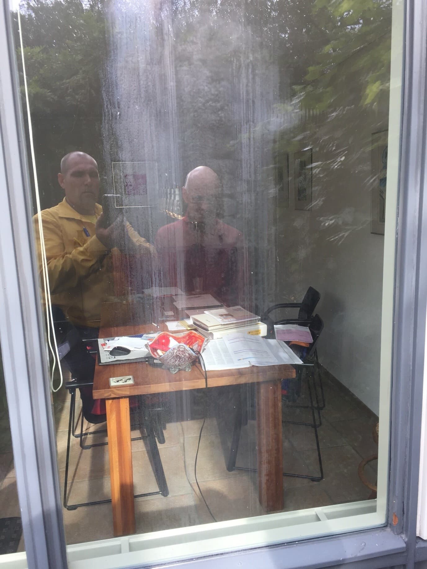 Monteur en klant waarbij HR++ glas is geplaatst