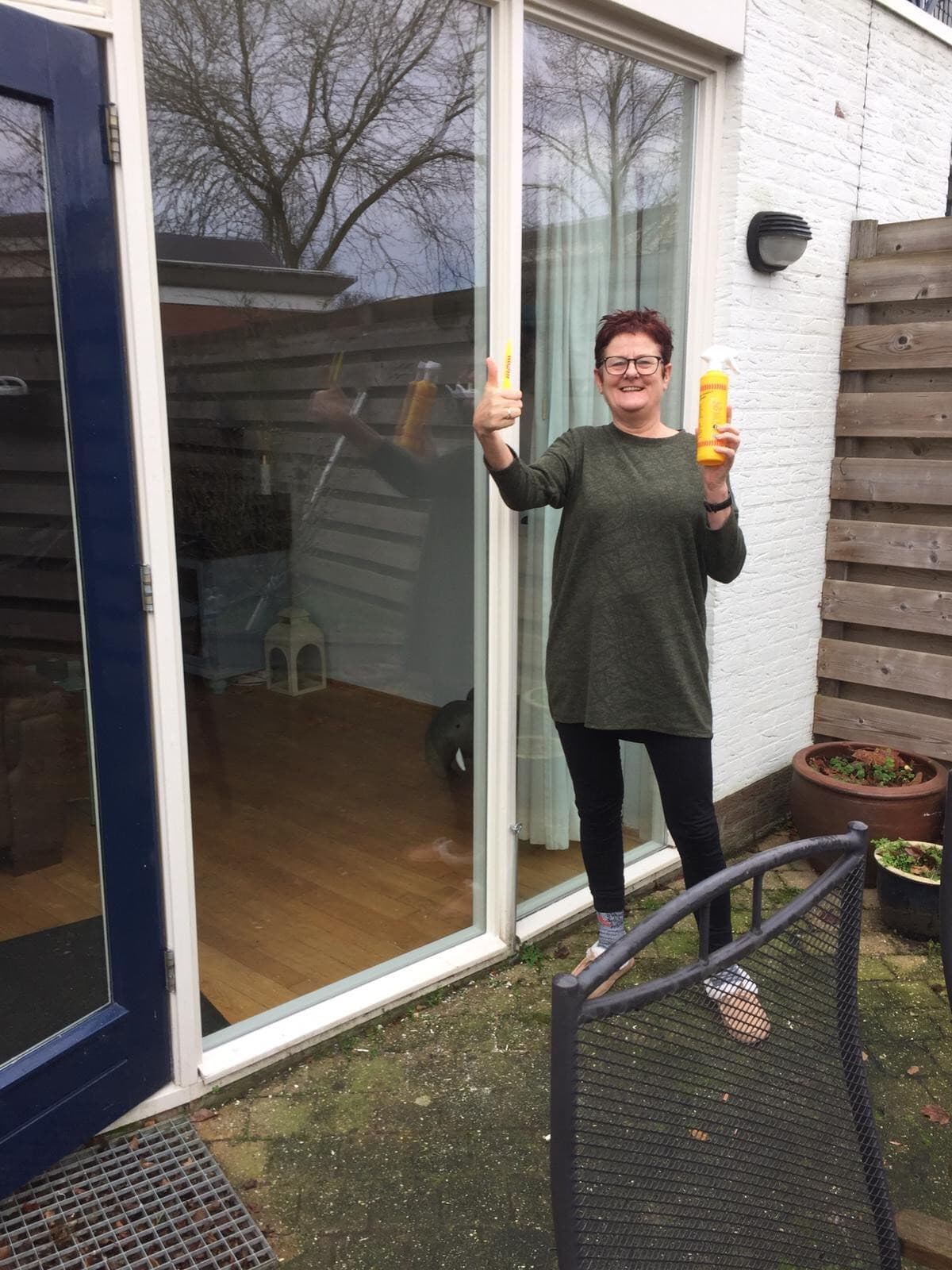 Tevreden klant met Glaspunt glascleaner waarbij glas in de schuifpui is hersteld