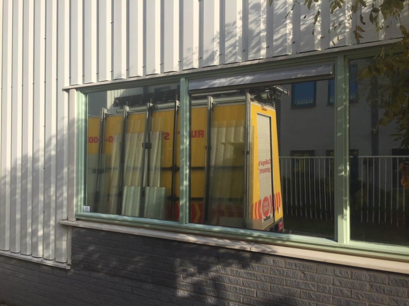 Isolatieglas met ventilatieroosters herstellen in een bedrijfspand