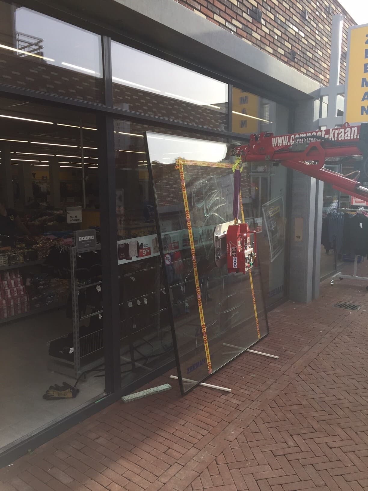 Ruitschade bij de Zeeman in Deventer, hersteld met behulp van een kraan