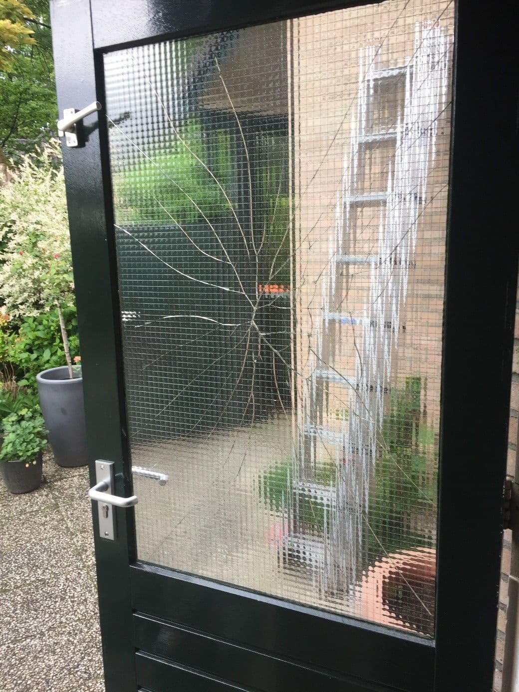 Schuurdeur in Zeist voorzien van nieuw draadglas na ruitschade.