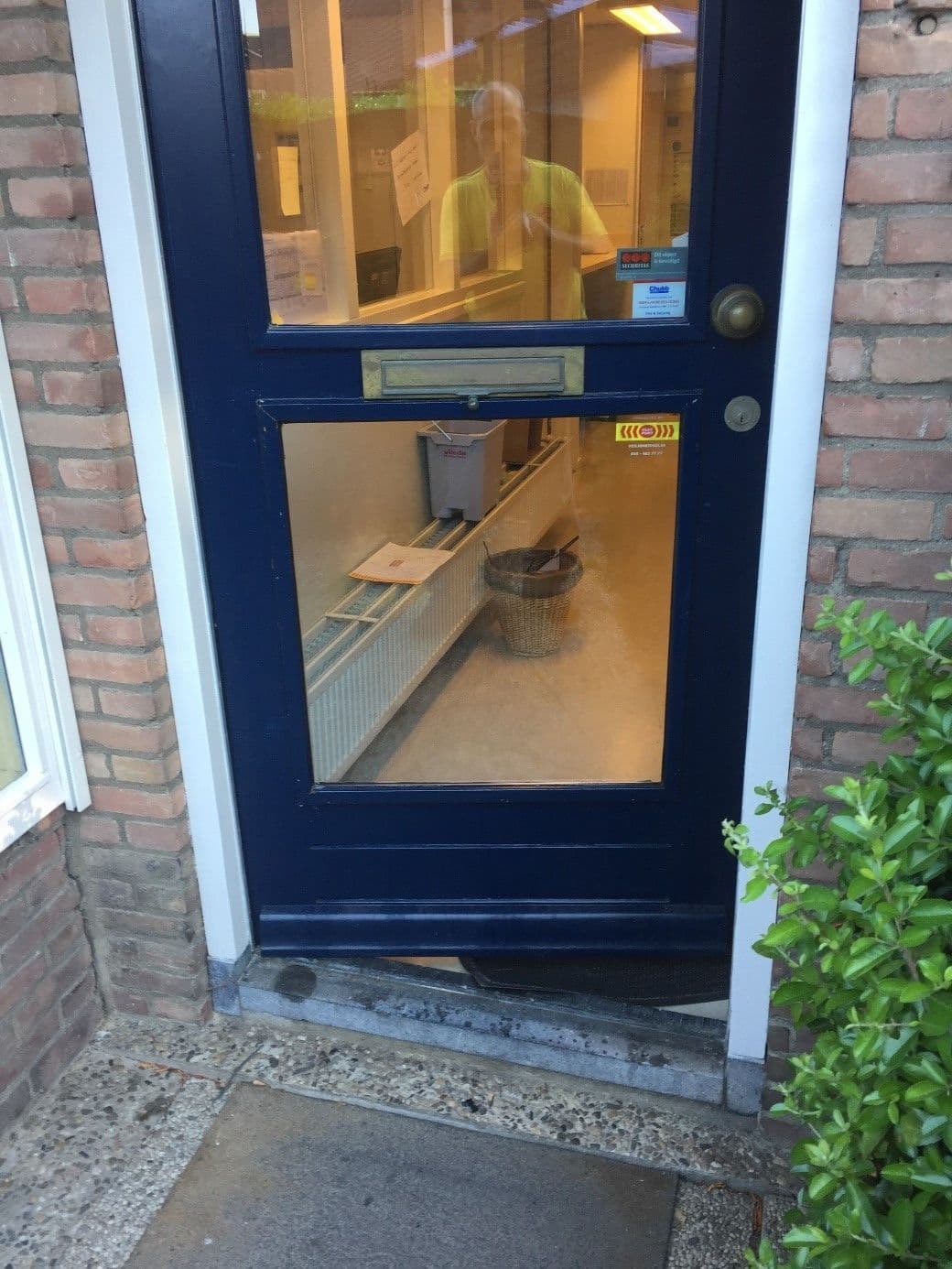 Beschadigd dubbel glas bij een woning in Vlaardingen.