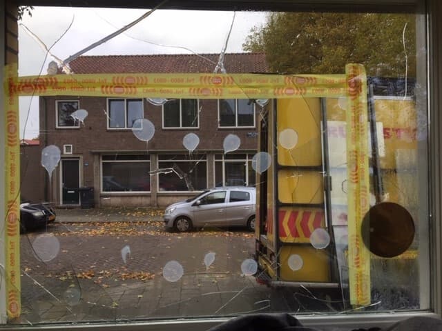 Meerdere beschadigde ruiten vervangen bij een woning in Waddinxveen.