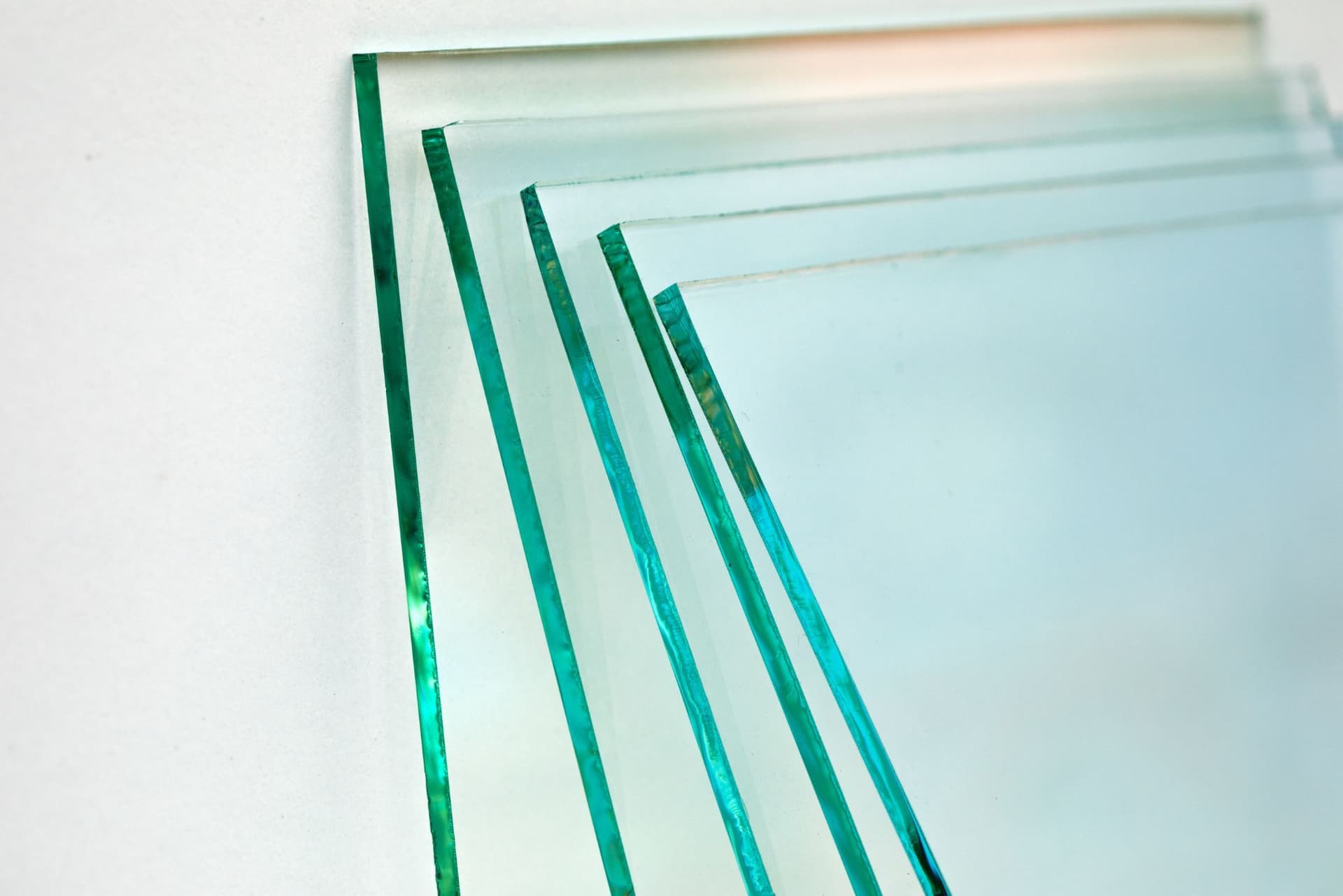 Enkel glas / floatglas ruiten die tegen een muur aan staan