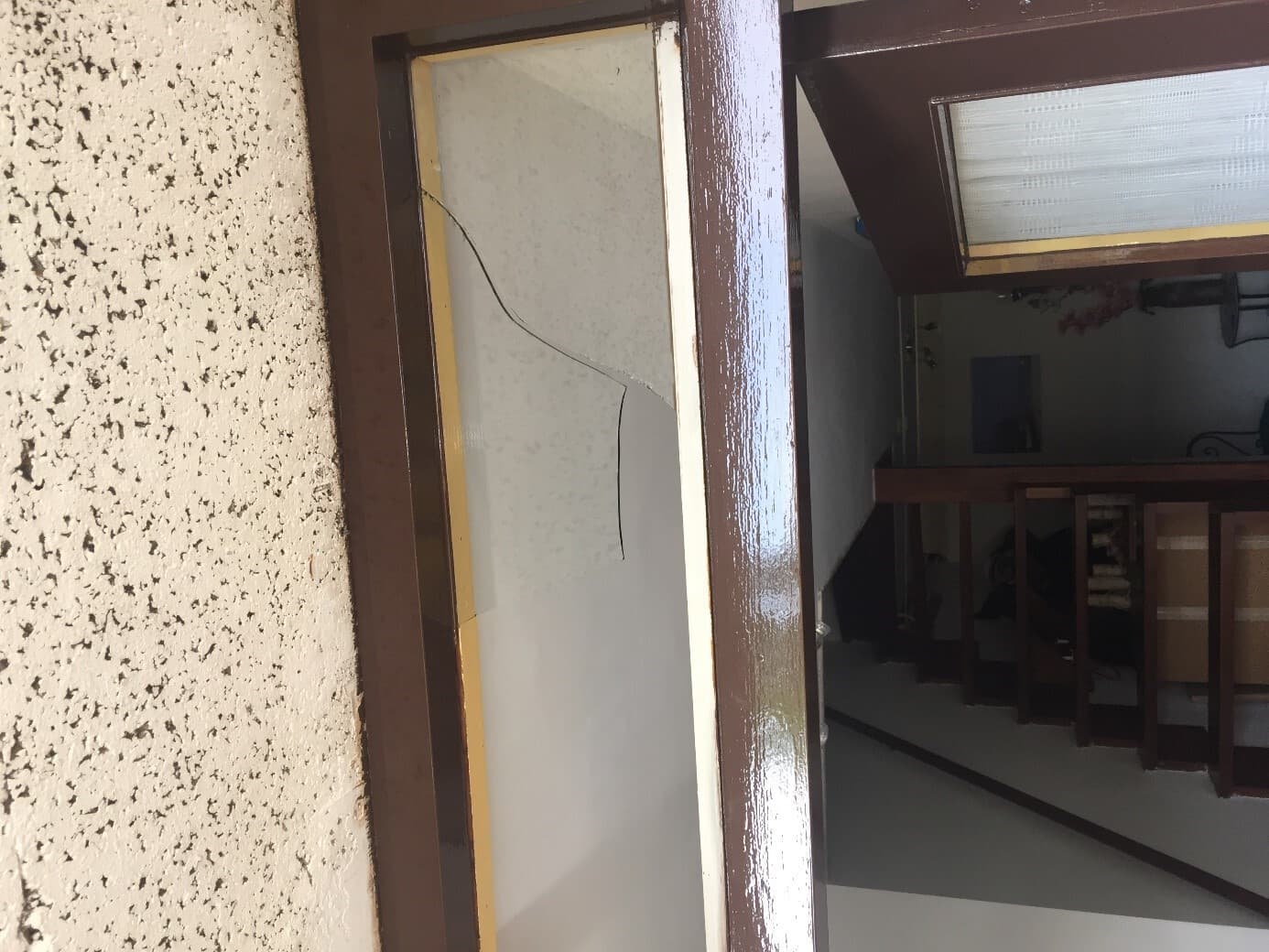 Enkelglasruit met zichtbare schade bij een woning in Zeist.