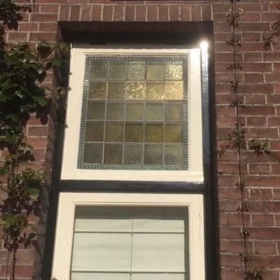 Glas-in-lood paneel gerestaureerd in een bestaand kozijn