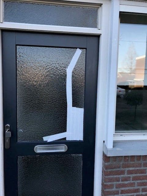 Herstel van beschadigd figuurglas in een deur in Lochem.