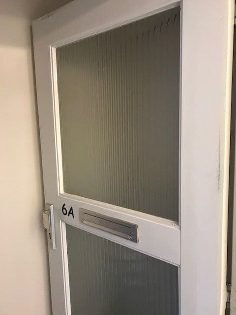 Beschadigd figuurglas in een voordeur vervangen bij een woning in Geldermalsen.