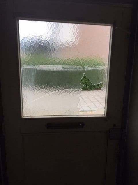 Beschadigd figuurglas in een voordeur vervangen bij een woning in Groesbeek.