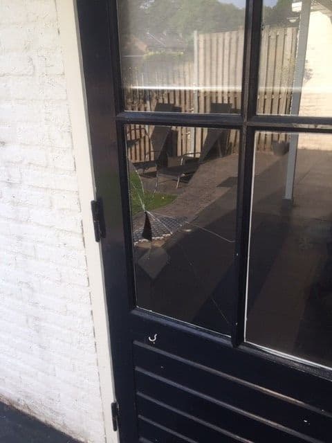 Enkel glas schade bij een garagedeur in Weert