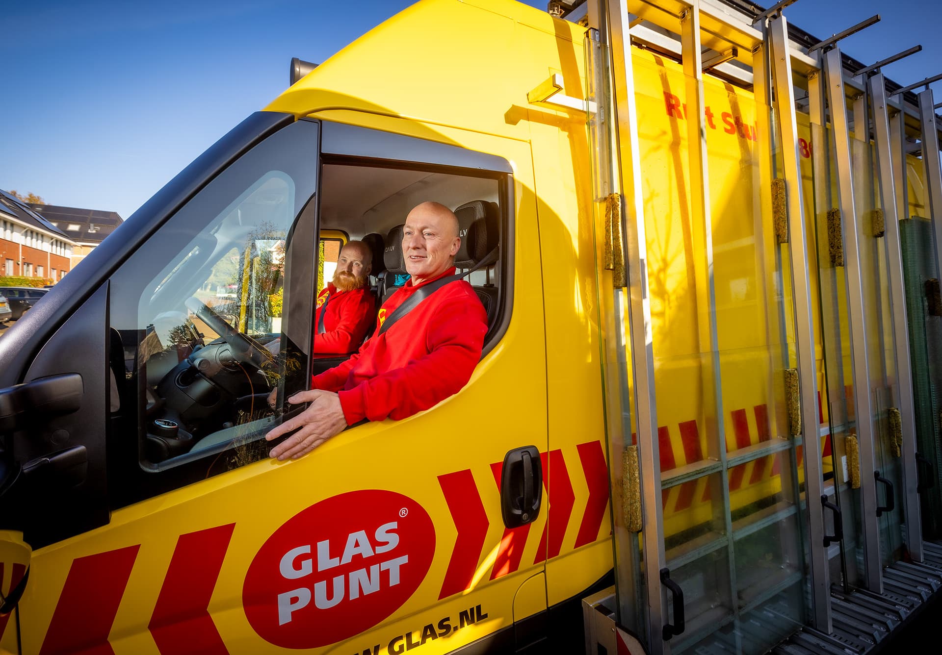 Glaszetter in glasbus van Glaspunt