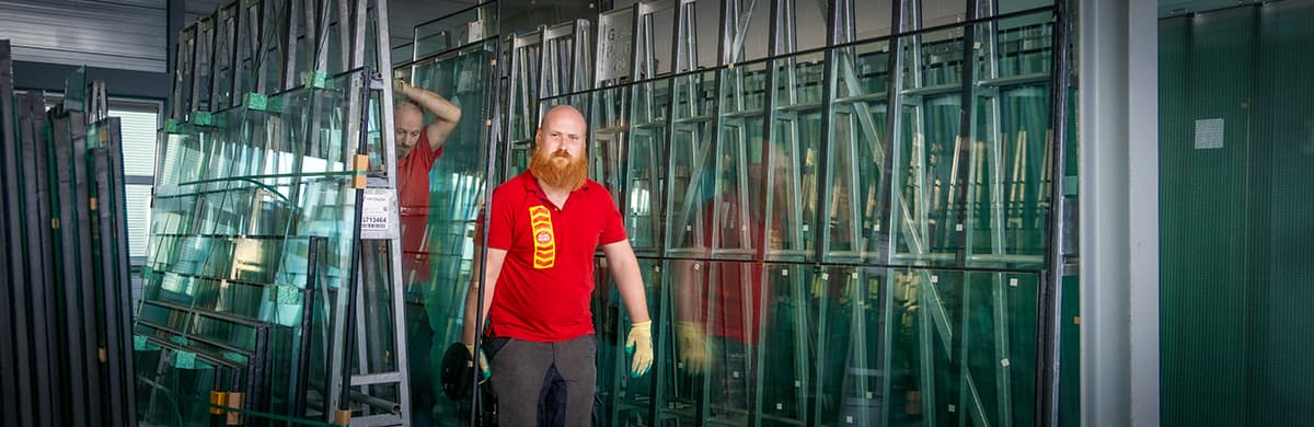 Glaszetters tillen glas in het magazijn