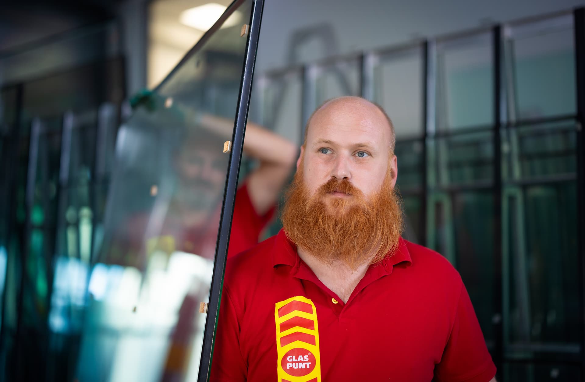 Glaszetter met baard draagt isolatieglas