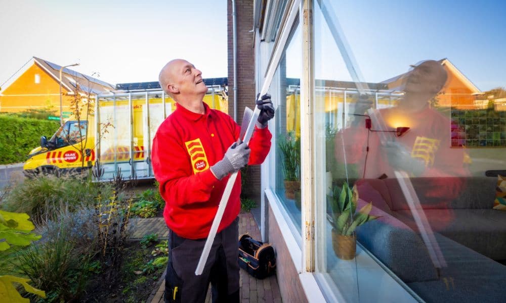 Glaszetter verwijdert glaslatten uit een kozijn