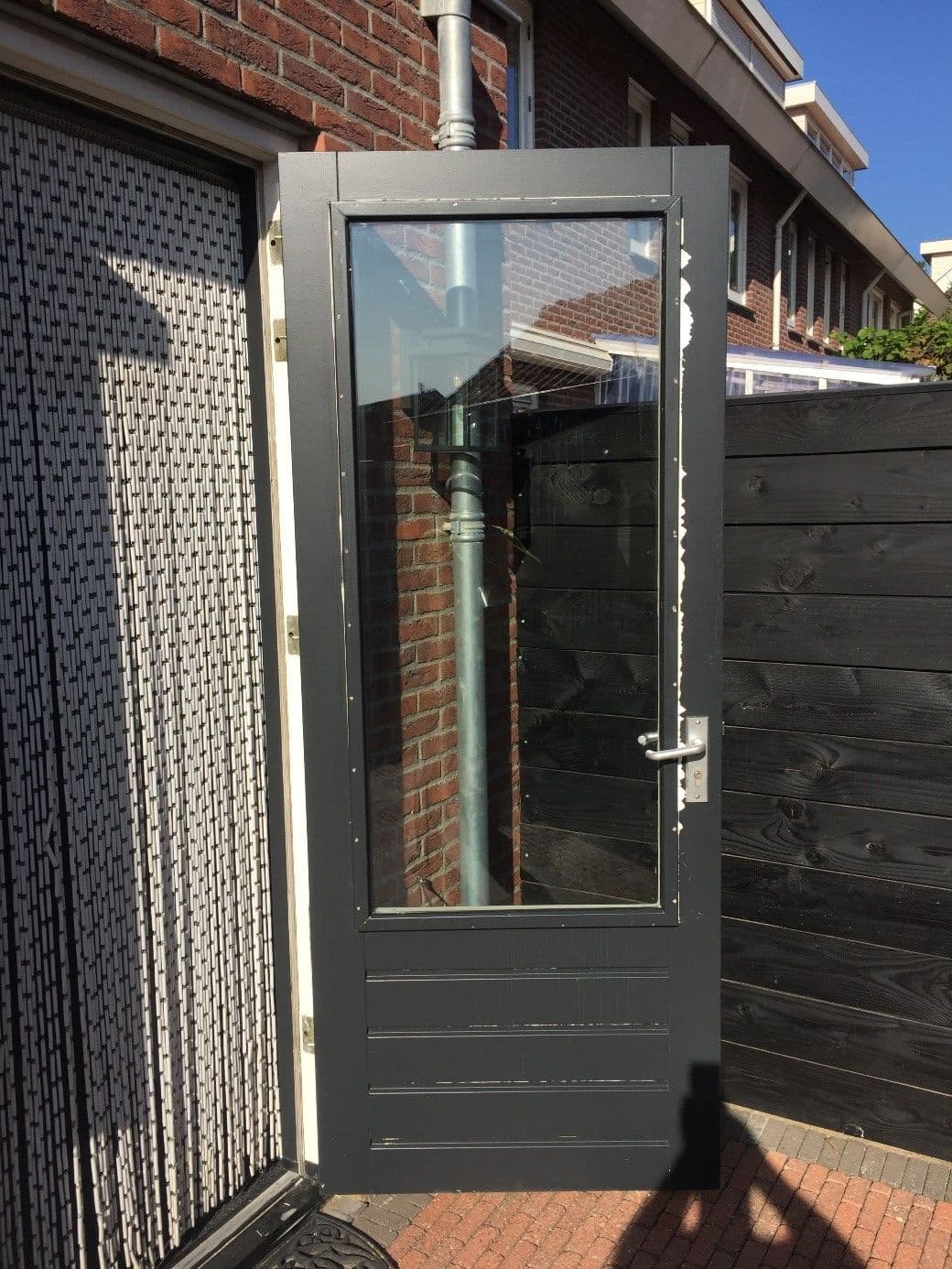 Ruitschade aan HR++ glas in een deur bij een woning in Uithoorn, waarna de beschadigde ruit is vervangen.