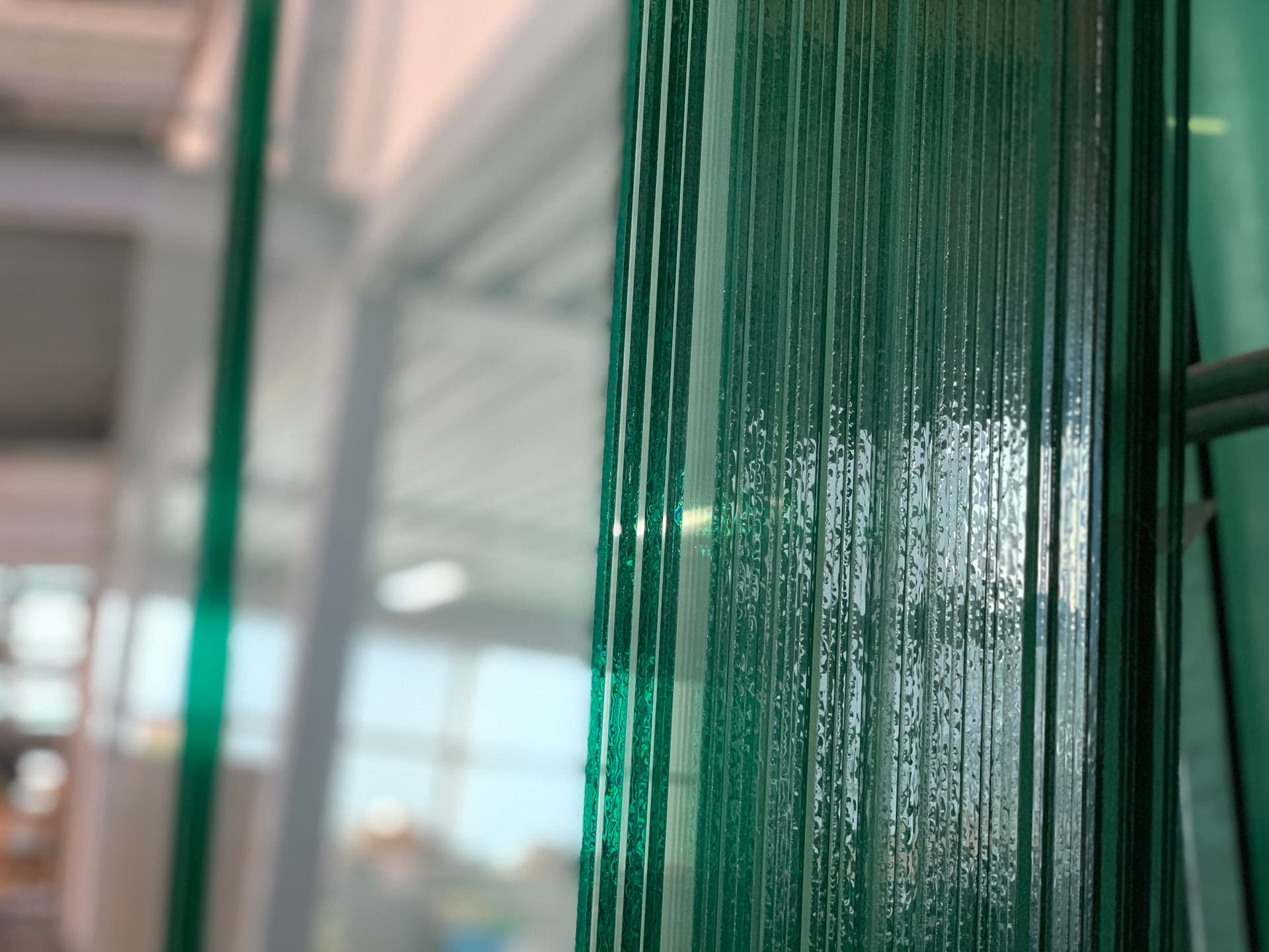 Enkel glas op een glasbok in magazijn