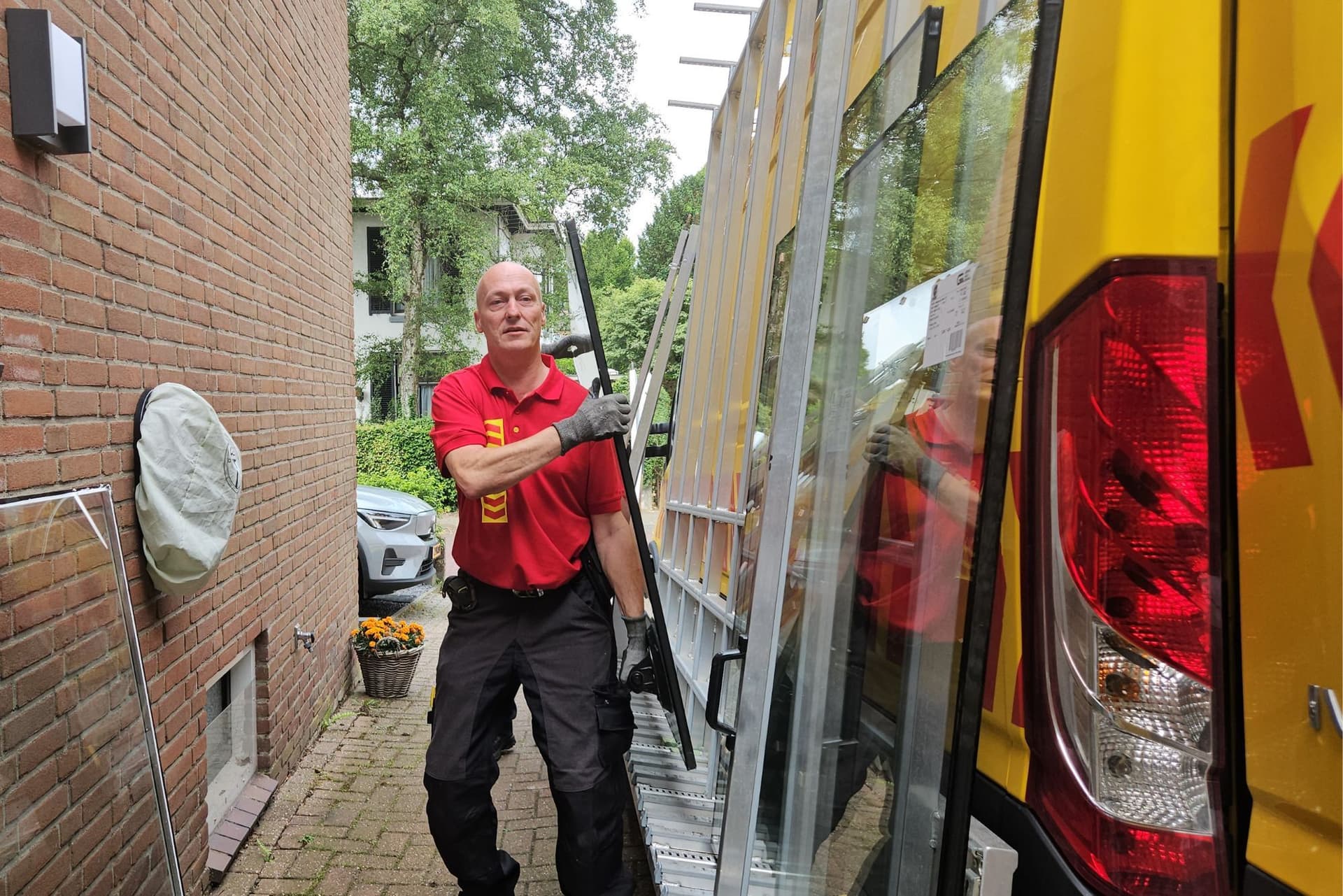 Glaszetter tilt glas van de bus naar woning