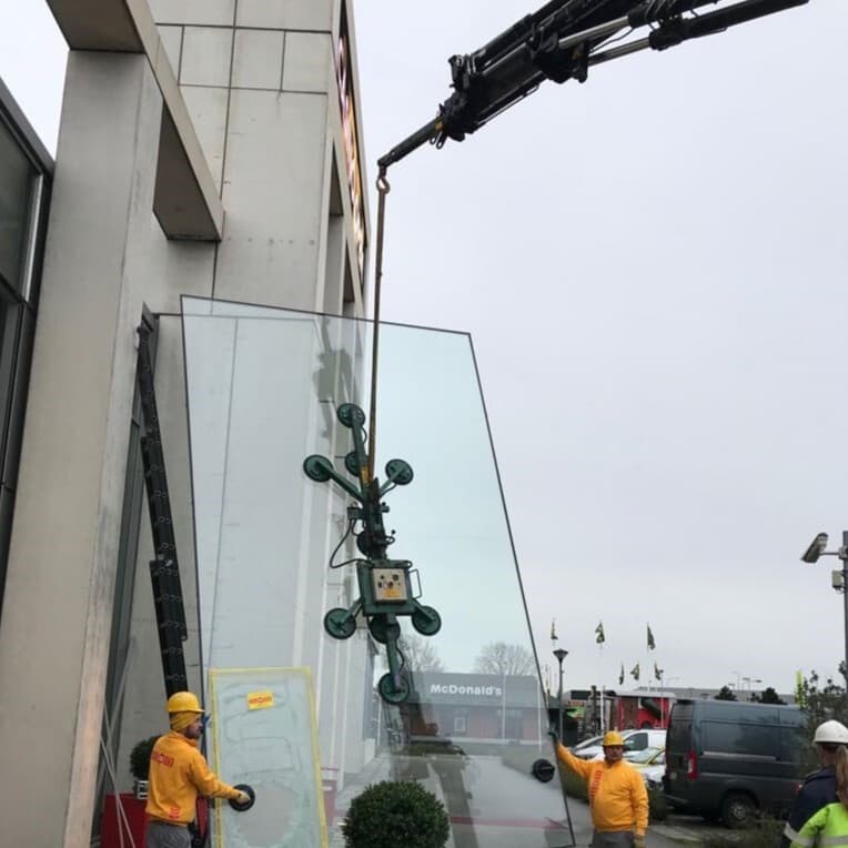 Glas geplaatst met behulp van een kraan bij Win Casino