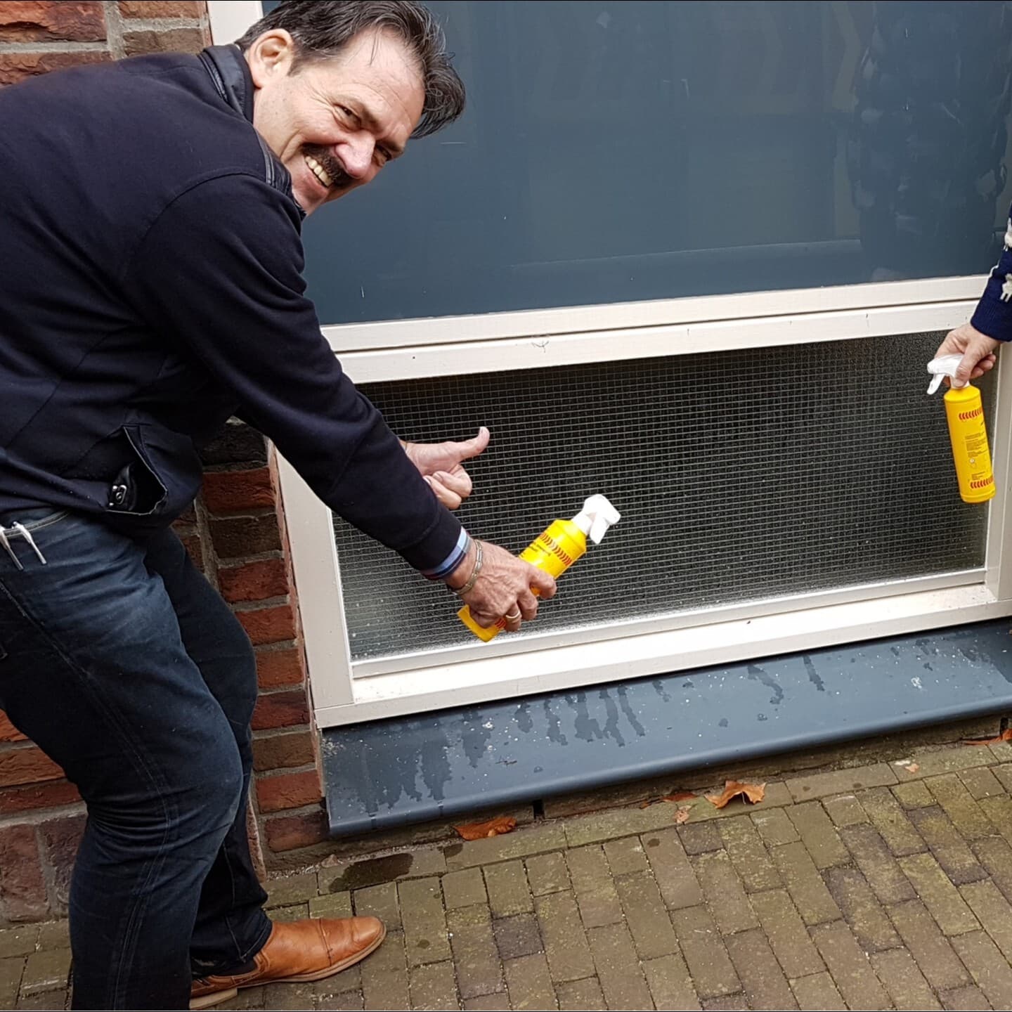 Draadglas geplaatst bij een bedrijfspand