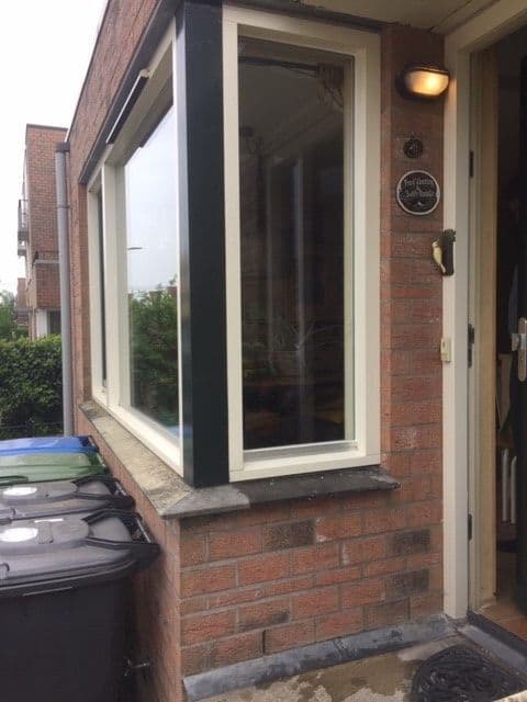 Lekslag in dubbel glas bij een woning in Vlaardingen.