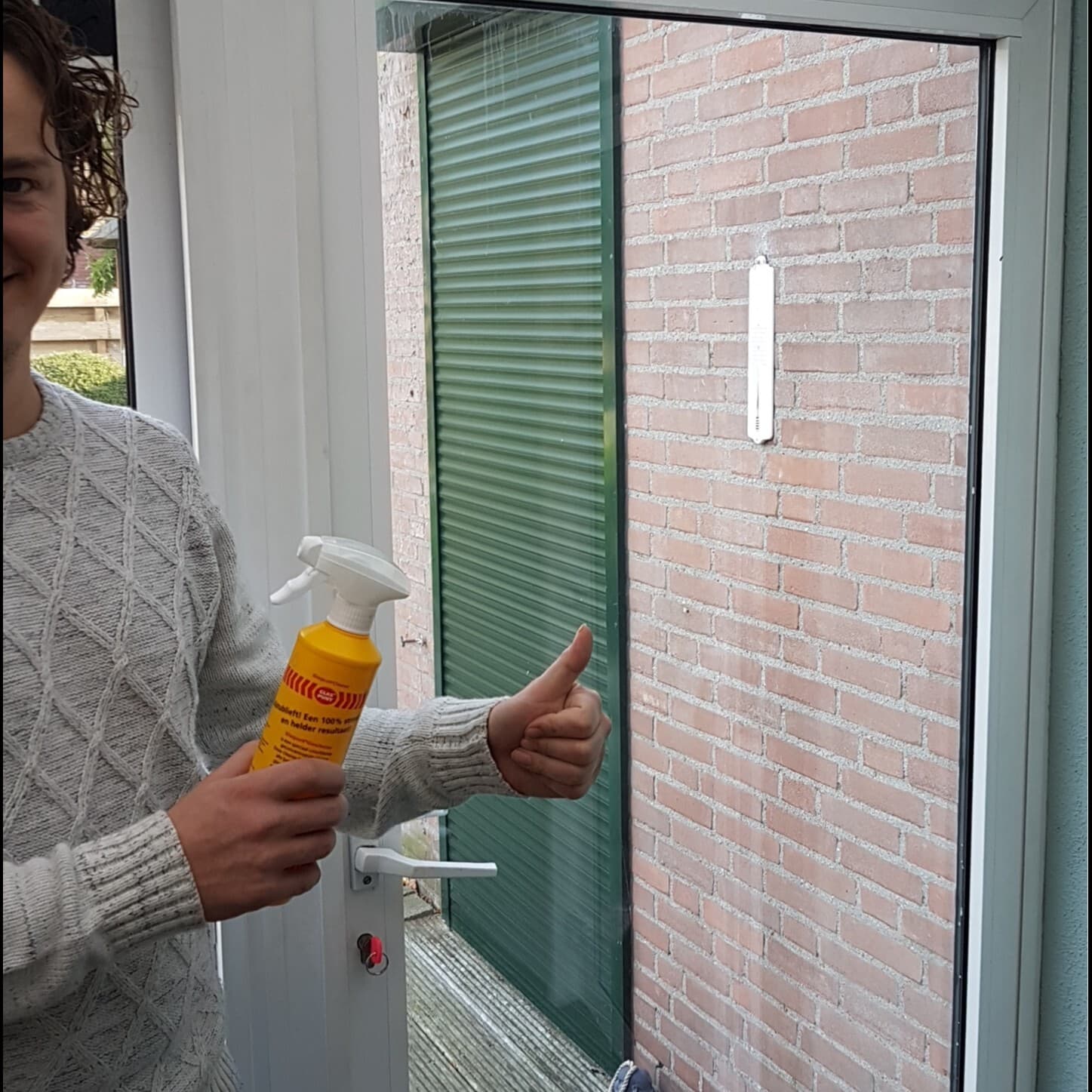 Lekslag in het glas van een serredeur bij een woning in Stadskanaal.