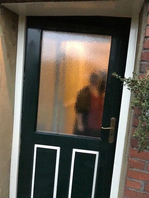 Herstel van ruitschade aan een voordeur in Hoogezand.