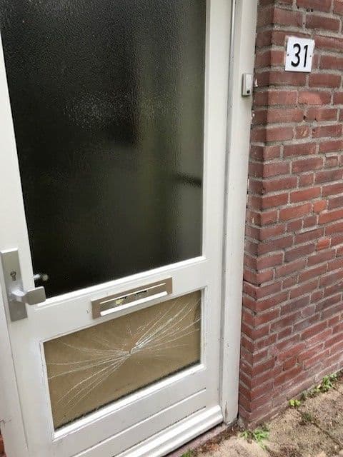 Ruitschade aan de voordeur van een woning in Scheveningen, waarna de beschadigde ruit is vervangen.