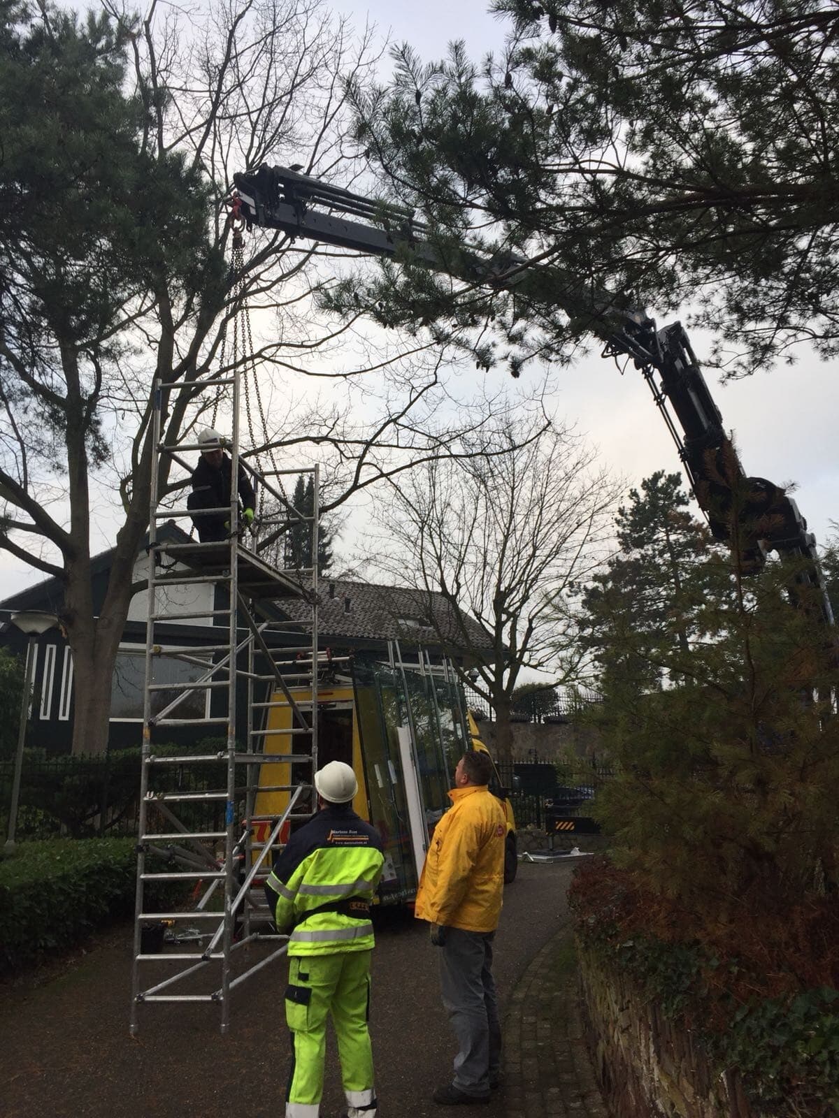 Renovatie bij een woning met kraan en steiger