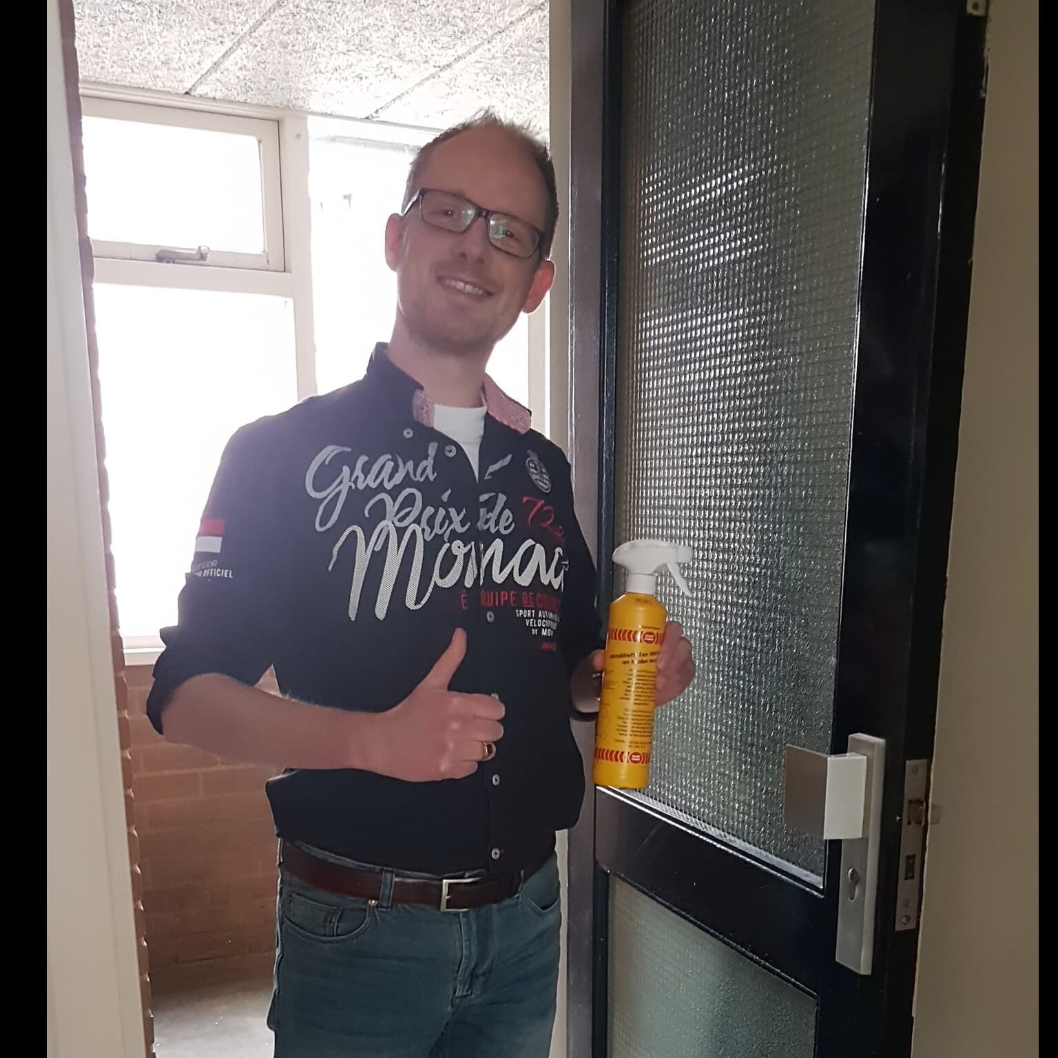 Tevreden klant van Glaspunt met een glascleaner, voordeur draadglas is hersteld na schade
