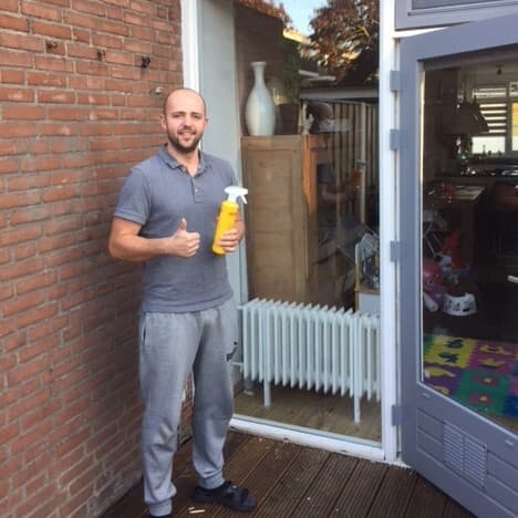 Tevreden klant met Glaspunt glascleaner waarbij gelaagd isolatieglas is geplaatst