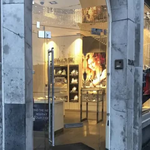 Naar aanleiding van inbraakpoging bij een winkel in Amsterdam een hardglazen deur geplaatst.