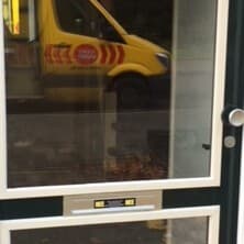 Voordeur met isolatie glas en in weerspiegeling Glaspunt bus