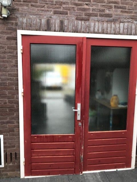 Beschadigd draadglas in een woning in Bergen op Zoom vervangen door nieuwe beglazing.