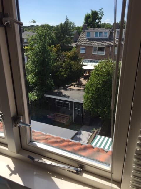Condens tussen de glaslagen van een lekke isolatieruit bij een woning in Almelo.