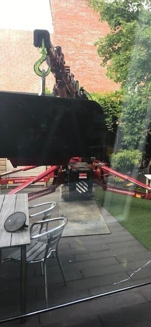 Ruit geplaatst met kraan
