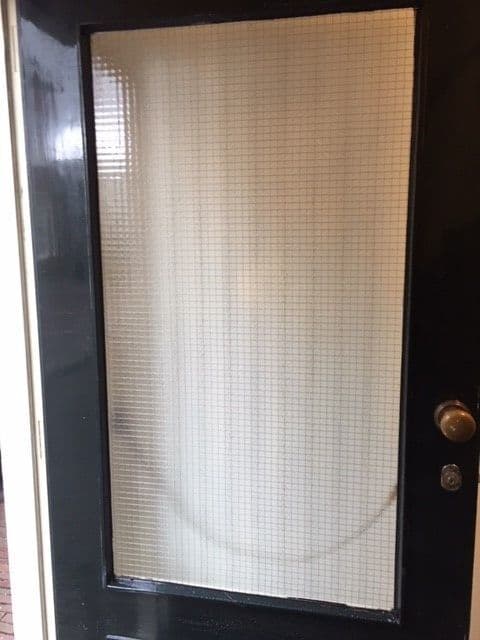 Voordeur van een woning in Emmen voorzien van nieuw draadglas na herstel van glasschade.