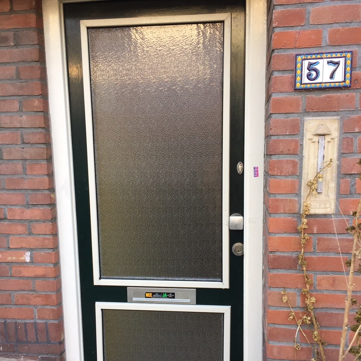 Voordeur van een woning in Emmen voorzien van figuurglas voor meer privacy.
