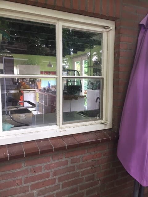 Beschadigde enkelglasruit bij een woning in Alphen aan den Rijn.