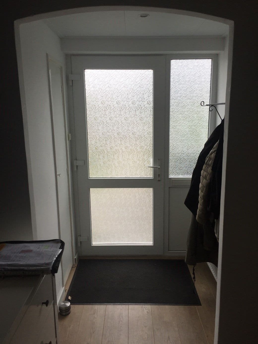 Beschadigd figuurglas in een voordeur vervangen in Heerhugowaard.