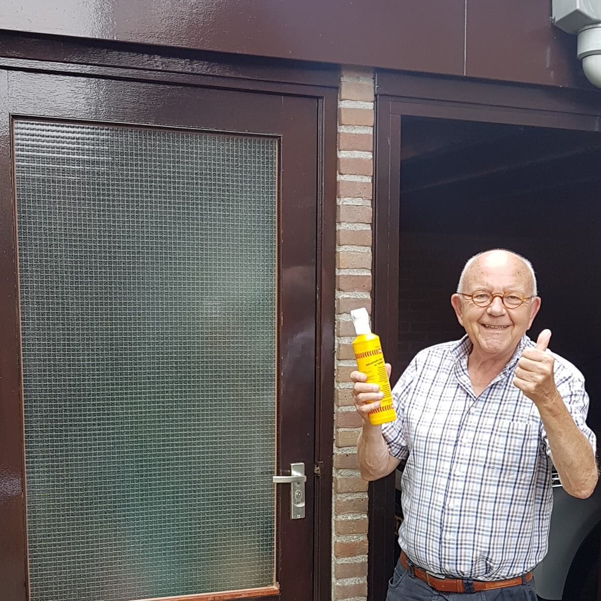 Herstel van gefigureerd draadglas in een garagedeur in Kerkrade.