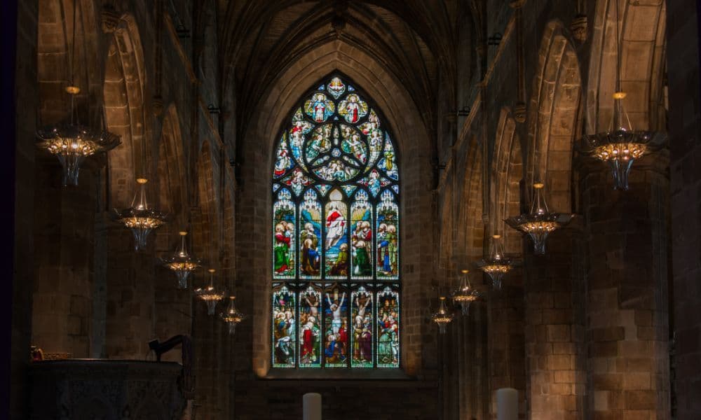 Glas-in-lood in een kerk
