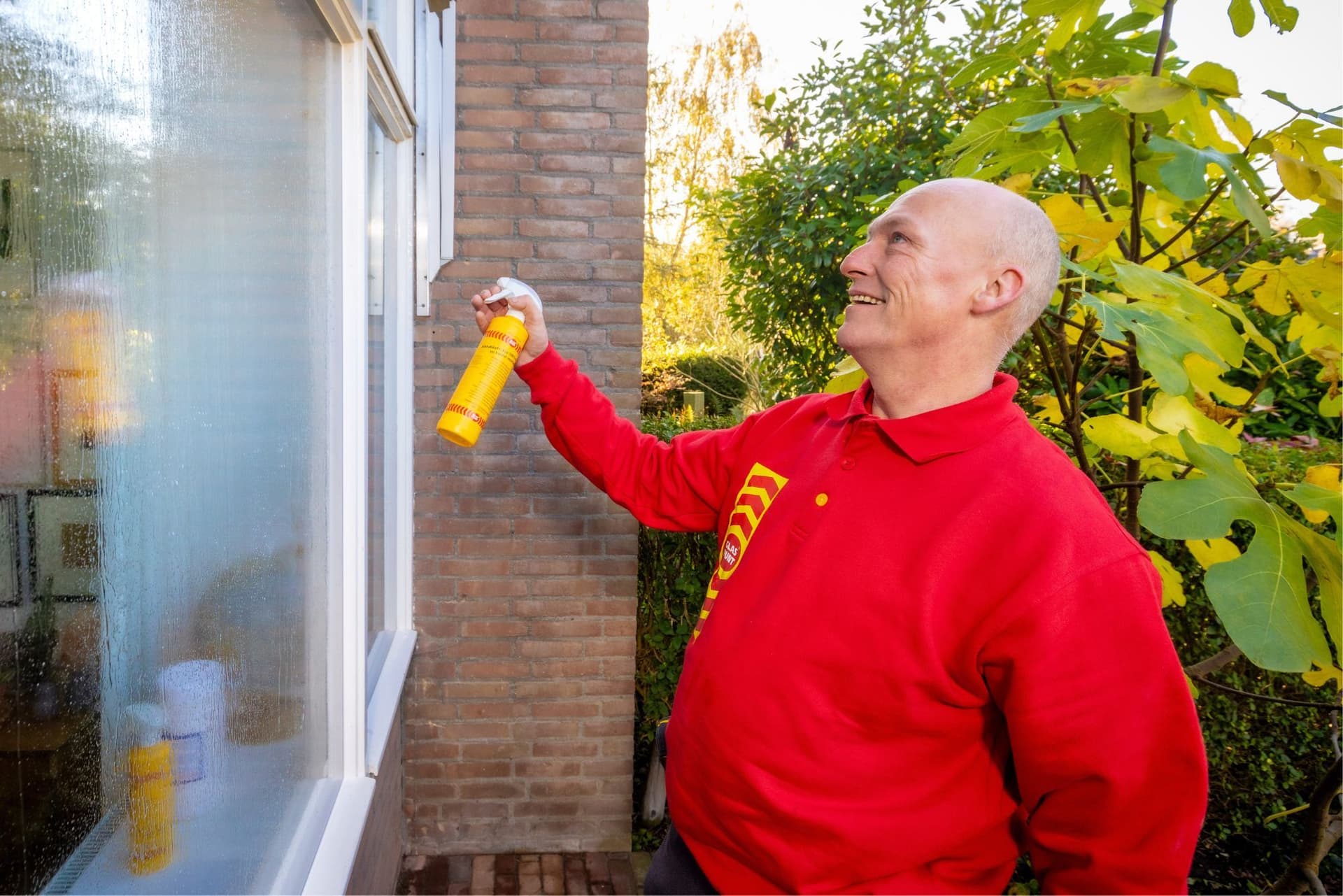 Glaszetter maakt ruit schoon met Glaspunt Glascleaner