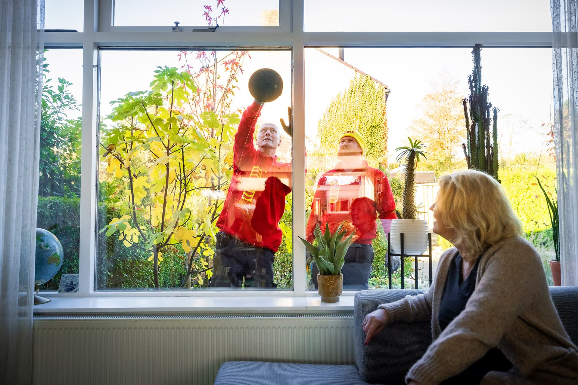 Glaszetters plaatsen glas terwijl klant kijkt