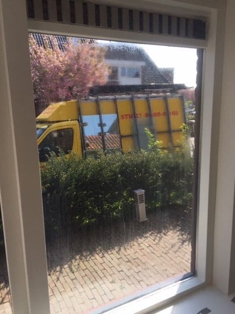 Dubbel glas in een woning dat vervangen is na lekslag