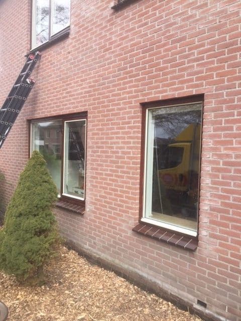 Dubbel glas ruit vervangen aan de zijgevel van een woning