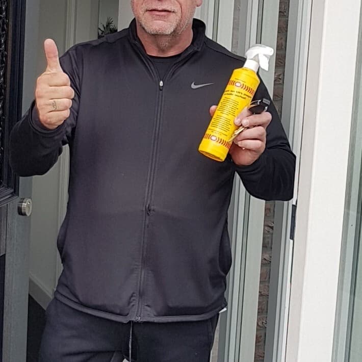 Tevreden klant na vervanging van een lekgeslagen ruit bij een woning in Hengelo.